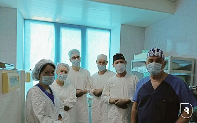 Хирурги НИИТОН СГМУ спасли пациента с редкими заболеваниями сердца и позвоночника