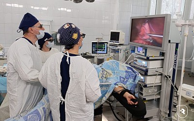 Врачи Саратовского медуниверситета спасли пациента с редкой опухолью желудка 