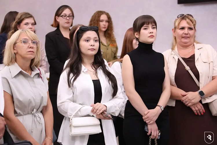 СГМУ почтил память военных медиков выставкой в Саратовской областной Думе