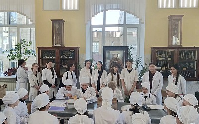 Более 1000 школьников со всей области приступили к занятиям в медклассах СГМУ
