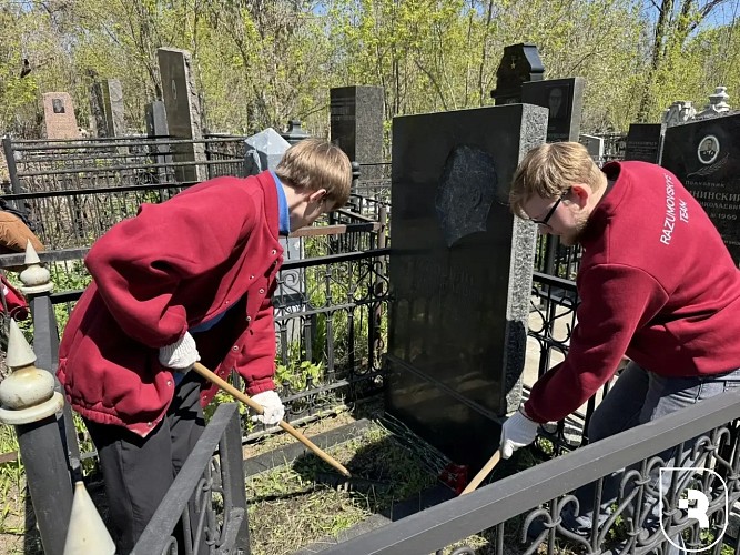 Обучающиеся и сотрудники СГМУ привели в порядок могилы основателей саратовской медицинской школы
