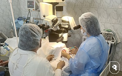 Врачи Саратовского медуниверситета избавили пациентку от птоза и хронической мигрени без швов и разрезов